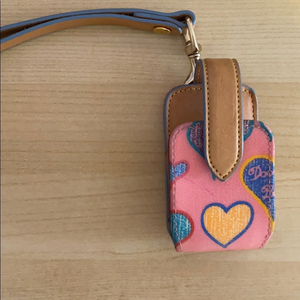 Dooney & Bourke heart phone holder